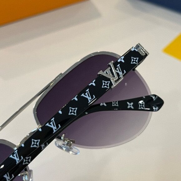 LV Sunglass - Picture 7 of 9